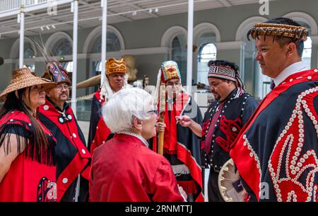 Visite d'une délégation de la première nation canadienne Nisga'a, Musée national d'Écosse, Édimbourg, Royaume-Uni Banque D'Images