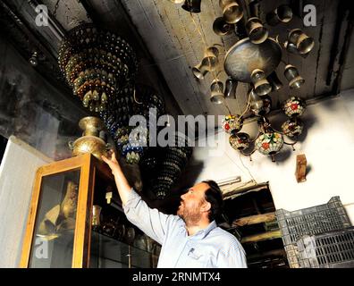 (170611) -- DAMAS, 11 juin 2017 -- Un souffleur de verre syrien montre la verrerie qu'il a fabriquée dans son atelier de Damas, capitale de la Syrie, le 11 juin 2017. En utilisant une technique développée d'abord par les Phéniciens il y a environ 2 000 ans, les souffleurs de verre façonnent le verre fondu dans un four pour créer la verrerie traditionnelle populaire à Damas. SYRIE-DAMAS-VERRERIE TRADITIONNELLE AmmarxSafarjalani PUBLICATIONxNOTxINxCHN 170611 Damas juin 11 2017 un souffleur de verre syrien montre la verrerie qu'il a fabriquée DANS son atelier à Damas capitale de la Syrie LE 11 2017 juin en utilisant une technique développée d'abord par Phénicien Banque D'Images