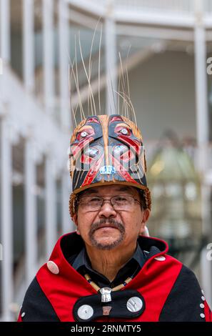 Le chef Earl Stephens (sim'oogit ni'isjoohl) de la délégation de la première nation canadienne Nisga'a visite le Musée national d'Écosse, à Édimbourg, au Royaume-Uni Banque D'Images