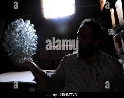 (170611) -- DAMAS, 11 juin 2017 -- Un souffleur de verre syrien montre la verrerie qu'il a fabriquée dans son atelier de Damas, capitale de la Syrie, le 11 juin 2017. En utilisant une technique développée d'abord par les Phéniciens il y a environ 2 000 ans, les souffleurs de verre façonnent le verre fondu dans un four pour créer la verrerie traditionnelle populaire à Damas. SYRIE-DAMAS-VERRERIE TRADITIONNELLE AmmarxSafarjalani PUBLICATIONxNOTxINxCHN 170611 Damas juin 11 2017 un souffleur de verre syrien montre la verrerie qu'il a fabriquée DANS son atelier à Damas capitale de la Syrie LE 11 2017 juin en utilisant une technique développée d'abord par Phénicien Banque D'Images