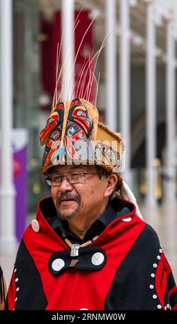 Le chef Earl Stephens (sim'oogit ni'isjoohl) de la délégation de la première nation Nisga'a, Musée national d'Écosse, Édimbourg, Royaume-Uni Banque D'Images