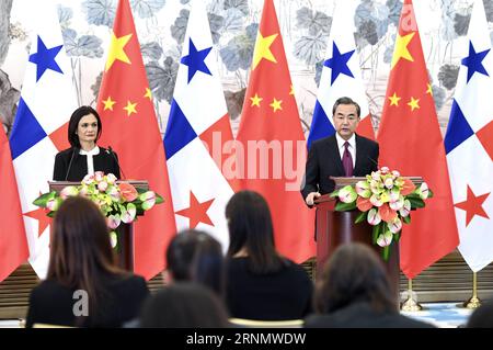 (170613) -- PÉKIN, le 13 juin 2017 -- le ministre chinois des Affaires étrangères Wang Yi et Isabel Saint Malo de Alvarado, vice-présidente et ministre des Affaires étrangères du Panama, assistent à une conférence de presse après leur rencontre à Pékin, capitale de la Chine, le 13 juin 2017. La Chine et le Panama ont signé mardi un communiqué conjoint sur l'établissement de relations diplomatiques. )(wsw) CHINE-PANAMA-RELATIONS DIPLOMATIQUES-ÉTABLISSEMENT (CN) ZhangxLing PUBLICATIONxNOTxINxCHN Beijing juin 13 2017 les ministres chinois des Affaires étrangères Wang Yi et Isabel Saint Malo de Alvarado Panama S Vice-président et les ministres des Affaires étrangères assistent à une conférence de presse après le Th Banque D'Images