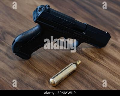 Pistolet Airsoft, cartouches co2 et pastilles en plastique, pistolet semi-automatique, pistolet métallique noir Banque D'Images