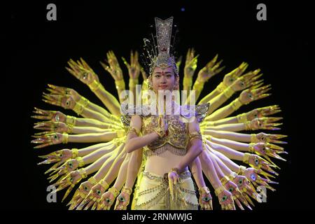 (170613) -- PANAMA CITY, 13 juin 2017 -- une photo prise le 8 février 2016 montre des membres de l'ensemble d'art chinois de personnes handicapées exécutant une danse nommée Guanyin Buddha à Panama City, capitale du Panama. Le président panaméen Juan Carlos Varela a annoncé le 12 juin 2017 dans un discours télévisé que la République du Panama et la République populaire de Chine avaient établi des relations diplomatiques. (zcc) PANAMA-CHINE-RELATIONS DIPLOMATIQUES MauricioxValenzuela PUBLICATIONxNOTxINxCHN Panama City juin 13 2017 fichier photo prise LE 8 2016 février montre des membres de l'ensemble d'art chinois de Celebriti HANDICAPÉS Banque D'Images