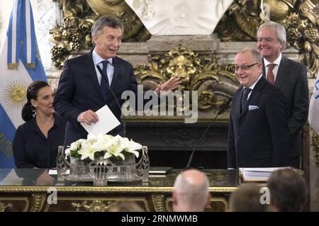 (170613) -- BUENOS AIRES, le 13 juin 2017 -- le président argentin Mauricio Macri (front gauche) assiste à la cérémonie d'assermentation du nouveau ministre argentin des Affaires étrangères Jorge Faurie (front droit) à Buenos Aires, capitale de l'Argentine, le 12 juin 2017. L'Argentine a nommé Jorge Faurie comme son nouveau ministre des Affaires étrangères lundi, car il s'est engagé à assurer la continuité dans sa gestion de ce rôle. (Da) (rtg) (zxj) ARGENTINE-BUENOS AIRES-MINISTRE DES AFFAIRES ETRANGÈRES-CÉRÉMONIE D'ASSERMENTATION MARTINxZABALA PUBLICATIONxNOTxINxCHN Buenos Aires juin 13 2017 le président argentin Mauricio Macri l Front assiste à la Swearingen Banque D'Images