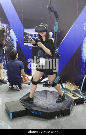 (170613) -- SHANGHAI, le 13 juin 2017 -- Un visiteur tente un jeu de réalité virtuelle (VR) au salon de l'Association nationale des radiodiffuseurs (NAB) à Shanghai, dans l'est de la Chine, le 13 juin 2017. Dans le cadre du Festival international du film et de la télévision de Shanghai 2017, le NAB Show Shanghai a attiré plus de 150 entreprises. (Zhs) CHINA-SHANGHAI-NAB SHOW (CN ) DuxXiaoyi PUBLICATIONxNOTxINxCHN Shanghai juin 13 2017 un visiteur tente un jeu de réalité virtuelle VR À l'Association nationale des radiodiffuseurs NAB Show à Shanghai East China juin 13 2017 dans le cadre de l'une des activités de l'internationale Shanghai 2017 Banque D'Images