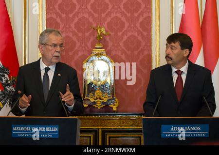 (170613) -- BUDAPEST, le 13 juin 2017 -- visite du président autrichien Alexander van der Bellen (à gauche) et de son homologue hongrois Janos Ader à une conférence de presse après leur entretien à Budapest, Hongrie, le 13 juin 2017. (lrz) HONGRIE-BUDAPEST-AUTRICHE-VISITE DU PRÉSIDENT AttilaxVolgyi PUBLICATIONxNOTxINxCHN Budapest juin 13 2017 visite du président autrichien Alexander van the Bellen et de sa partie hongroise Janos Artery assistent à une conférence de presse après leurs entretiens à Budapest Hongrie LE 13 2017 juin lrz Hongrie Budapest Autriche visite du président ATTILAxVOLGYI PUBLICATIONxNOTxINxCHN Banque D'Images