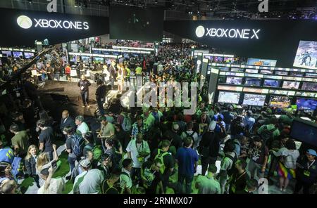 (170614) -- LOS ANGELES, le 14 juin 2017 -- les gens visitent l'Electronic and Entertainment Expo (E3) au Convention Center de Los Angeles, aux États-Unis, le 13 juin 2017.) (Jmmn) US-LOS ANGELES-E3 EXPO ZhaoxHanrong PUBLICATIONxNOTxINxCHN 170614 Los Angeles juin 14 2017 célébrités visitent l'exposition électronique et divertissement E3 AU Convention Center de Los Angeles LES États-Unis LE 13 2017 juin Jmmn U S Los Angeles E3 EXPO ZhaoxHanrong PUBLICATIONxNOTxINxCHN Banque D'Images