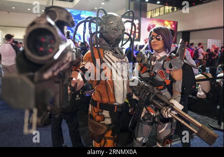 (170614) -- LOS ANGELES, 14 juin 2017 -- des personnes habillées en personnages de jeu posent lors de l'exposition Electronic and Entertainment Expo (E3) au Convention Center de Los Angeles, aux États-Unis, le 13 juin 2017.) (Jmmn) US-LOS ANGELES-E3 EXPO ZhaoxHanrong PUBLICATIONxNOTxINxCHN 170614 Los Angeles juin 14 2017 célébrités habillées en personnages de jeu posent lors de l'exposition Electronique et divertissement E3 AU Convention Center de Los Angeles les États-Unis LE 13 2017 juin Jmmn U S Los Angeles E3 EXPO ZhaoxHanrong PUBLICATIONxNOTxINxCHN Banque D'Images