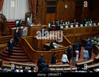 (170615) -- TOKYO, le 15 juin 2017 -- les membres des partis de l'opposition votent contre le projet de loi litigieux sur le complot à la Chambre haute à Tokyo, Japon, le 15 juin 2017. Une législation controversée visant à criminaliser la planification de crimes graves a été promulguée jeudi par le Parlement japonais malgré les appels véhéments des partis d opposition et du public. (Jmmn) JAPAN-TOKYO-LAW MaxPing PUBLICATIONxNOTxINxCHN 170615 Tokyo juin 15 2017 les membres des partis de l'opposition VOTENT contre le projet de loi controversé sur la conspiration À la Chambre haute de Tokyo Japon juin 15 2017 législation controversée visant à criminaliser la planification Banque D'Images