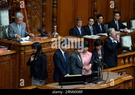 (170615) -- TOKYO, le 15 juin 2017 -- les membres des partis de l'opposition votent contre le projet de loi litigieux sur le complot à la Chambre haute à Tokyo, Japon, le 15 juin 2017. Une législation controversée visant à criminaliser la planification de crimes graves a été promulguée jeudi par le Parlement japonais malgré les appels véhéments des partis d opposition et du public. (Jmmn) JAPAN-TOKYO-LAW MaxPing PUBLICATIONxNOTxINxCHN 170615 Tokyo juin 15 2017 les membres des partis de l'opposition VOTENT contre le projet de loi controversé sur la conspiration À la Chambre haute de Tokyo Japon juin 15 2017 législation controversée visant à criminaliser la planification Banque D'Images