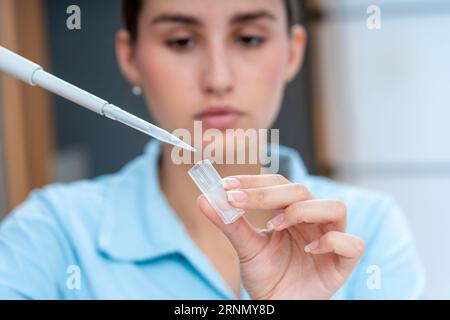 Spectroscopie Raman : utilisez la cuvette pour contenir l'échantillon et mesurer la diffusion Raman de la lumière cette technique fournit des informations sur les molécules Banque D'Images