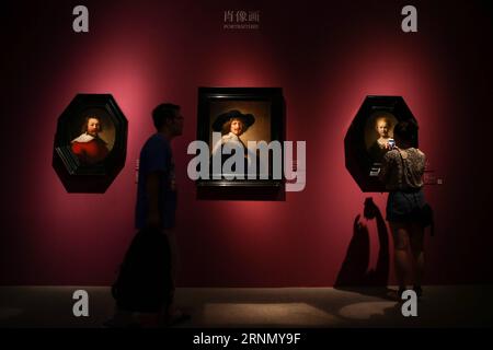 (170616) -- PÉKIN, 16 juin 2017 -- les visiteurs voient des peintures lors de l'avant-première médiatique d'une exposition Rembrandt et son temps : chefs-d'œuvre de la collection Leiden , au Musée national de Chine, à Pékin, capitale de la Chine, le 16 juin 2017. Un total de 70 peintures seront présentées, dont 11 peintures de Rembrandt et d'autres artistes représentant l'ensemble de la création artistique de l'âge d'or néerlandais. (Lb) CHINA-BEIJING-NATIONAL MUSEUM-EXHIBITION (CN) ZhengxHuansong PUBLICATIONxNOTxINxCHN 170616 Beijing juin 16 2017 visiteurs Voir les peintures lors de la présentation médiatique de To Exhibition Rembr Banque D'Images