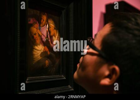 (170616) -- PÉKIN, le 16 juin 2017 -- Un visiteur regarde un tableau lors de l'avant-première médiatique d'une exposition Rembrandt et son temps : chefs-d'œuvre de la collection Leiden , au Musée national de Chine, à Pékin, capitale de la Chine, le 16 juin 2017. Un total de 70 peintures seront présentées, dont 11 peintures de Rembrandt et d'autres artistes représentant l'ensemble de la création artistique de l'âge d'or néerlandais. (Lb) CHINA-BEIJING-NATIONAL MUSEUM-EXHIBITION (CN) ZhengxHuansong PUBLICATIONxNOTxINxCHN 170616 Beijing juin 16 2017 un visiteur regarde une peinture pendant la présentation médiatique de To Exhi Banque D'Images