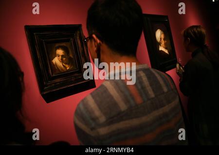 (170616) -- PÉKIN, le 16 juin 2017 -- Un visiteur regarde un tableau lors de l'avant-première médiatique d'une exposition Rembrandt et son temps : chefs-d'œuvre de la collection Leiden , au Musée national de Chine, à Pékin, capitale de la Chine, le 16 juin 2017. Un total de 70 peintures seront présentées, dont 11 peintures de Rembrandt et d'autres artistes représentant l'ensemble de la création artistique de l'âge d'or néerlandais. (Lb) CHINA-BEIJING-NATIONAL MUSEUM-EXHIBITION (CN) ZhengxHuansong PUBLICATIONxNOTxINxCHN 170616 Beijing juin 16 2017 un visiteur regarde une peinture pendant la présentation médiatique de To Exhi Banque D'Images