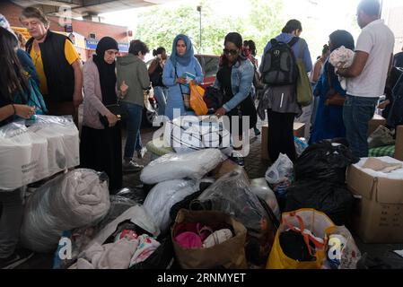 (170616) -- LONDRES, le 16 juin 2017 -- des volontaires distribuent des fournitures pour les personnes touchées par l'incendie de la tour Grenfell à Londres, en Grande-Bretagne, le 16 juin 2017. La police métropolitaine de Londres a confirmé vendredi qu'au moins 30 personnes sont mortes dans l'incendie de cette semaine qui a balayé un immeuble résidentiel dans l'ouest de Londres. Bien que la police n'ait pas spéculé sur le nombre éventuel de décès, des sources communautaires locales affirment qu'au moins 70 personnes de la tour Grenfell sont toujours portées disparues, y compris des familles entières. BRITAIN-LONDON-GRENFELL TOWER-FIRE-AFTERMATH RayxTang PUBLICATIONxNOTxINxCHN 170616 Londres juin 16 2017 volun Banque D'Images