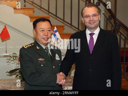 (170616) -- HELSINKI, le 16 juin 2017 -- le ministre finlandais de la Défense Jussi Niinisto (à droite) serre la main de Fan Changlong, vice-président de la Commission militaire centrale (CMC) de Chine, lors de leur réunion à Helsinki, Finlande, le 15 juin 2017. FINLAND-HELSINKI-CHINA-FAN CHANGLONG-VISIT LixJizhi PUBLICATIONxNOTxINxCHN 170616 Helsinki juin 16 2017 les ministres finlandais de la Défense Jussi Niinisto r serrent la main du supporter Chang long Vice-président de la Commission militaire centrale CMC de Chine lors de leur réunion à Helsinki Finlande LE 15 2017 juin Finlande Helsinki Chine supporter Chang longue visite Banque D'Images