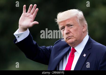 (170616) -- WASHINGTON D.C., 16 juin 2017 -- le président américain Donald Trump fait signe à bord de Marine One en partant de la Maison Blanche en route pour Miami pour annoncer sa politique cubaine, à Washington D.C., aux États-Unis, le 16 juin 2017. Le président américain Donald Trump a annoncé vendredi de nouvelles restrictions sur les voyages d'agrément américains à Cuba et les affaires américaines avec l'armée cubaine. États-Unis-WASHINGTON D.C.-PRESIDENT-TRUMP-CUBA ShenxTing PUBLICATIONxNOTxINxCHN 170616 Washington D C juin 16 2017 le président américain Donald Trump fait des vagues alors qu'il marche à bord de Navy One au départ de la Maison Blanche en route t Banque D'Images