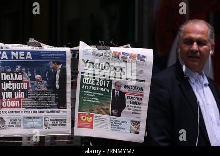 (170616) -- ATHÈNES, 16 juin 2017 -- Un homme passe devant un kiosque à journaux à Athènes, capitale de la Grèce, le 16 juin 2017. Le Premier ministre grec Alexis Tsipras a salué vendredi l'accord de compromis conclu jeudi lors de la réunion de l'Eurogroupe comme une étape décisive pour sortir de la crise, alors que les partis d'opposition et les médias ont exprimé des doutes quant à savoir s'il aidera effectivement la Grèce à rétablir la croissance. GRÈCE-ATHÈNES-CRISE DE LA DETTE- ÉTAPE DÉCISIVE -SORTIR MariosxLolos PUBLICATIONxNOTxINxCHN 170616 Athènes juin 16 2017 un homme passe devant un kiosque à journaux à Athènes capitale de la Grèce LE 16 2017 juin LE Premier ministre grec Alexis Tsipras ha Banque D'Images