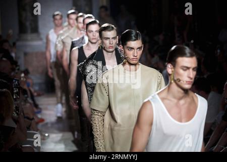 (170617) -- MILAN, 17 juin 2017 -- les mannequins marchent sur la piste au salon les hommes pendant la Fashion week Printemps/été 2018 à Milan, Italie, le 17 juin 2017.) ITALY-MILAN-FASHION WEEK-LES HOMMES JinxYu PUBLICATIONxNOTxINxCHN Milan juin 17 2017 les mannequins marchent sur la piste AU salon les hommes lors de la Fashion week de Milan Men S Printemps été 2018 à Milan Italie LE 17 2017 juin Italie Milan Fashion week les hommes JinxYu PUBLICATIONxNOTxINxCHN Banque D'Images