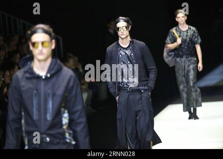 (170618) -- MILAN, 18 juin 2017 -- des mannequins marchent sur la piste de la maison de couture Emporio Armani pendant la Fashion week Printemps/été 2018 à Milan, Italie, le 17 juin 2017. )(zcc) ITALY-MILAN-FASHION WEEK-EMPORIO ARMANI JinxYu PUBLICATIONxNOTxINxCHN Milan juin 18 2017 les mannequins marchent sur la piste de la Maison Emporio Armani pendant la Fashion week Printemps été 2018 à Milan Italie LE 17 2017 juin ZCC Italie Milan Fashion week Emporio Armani JinxYu PUBLICATIONxNOTxINxCHN Banque D'Images