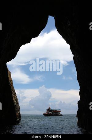 170618 -- HONG KONG, le 18 juin 2017 -- les gens prennent un bateau en visitant le Géoparc mondial UNESCO de Hong Kong, dans le sud de la Chine, le 9 juin 2013. wsw CHINE-HONG KONG-UNESCO GLOBAL GEOPARK CN LixPeng PUBLICATIONxNOTxINxCHN Banque D'Images