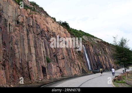 (170618) -- HONG KONG, le 18 juin 2017 -- visite du Géoparc mondial UNESCO de Hong Kong, dans le sud de la Chine, le 16 juin 2017. )(wsw) CHINA-HONG KONG-UNESCO GLOBAL GEOPARK (CN) LixPeng PUBLICATIONxNOTxINxCHN Hong Kong juin 18 2017 célébrités visitent Hong Kong Global Geopark de Hong Kong Chine du Sud juin 16 2017 WSW Chine Hong Kong UNESCO Global Geopark CN LixPeng PUBLICATIONxNOTxINxCHN Banque D'Images