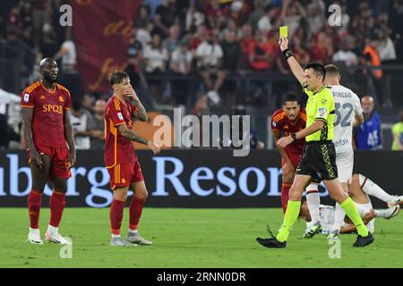 Rome, Latium. 01 septembre 2023. L'arbitre Antonio Rapuano montre le carton jaune à Romelu Lukaku de Roma lors du match de Serie A entre Roma et Milan au Stade Olympique, Italie, le 01 septembre 2023. Crédit : massimo insabato/Alamy Live News Banque D'Images