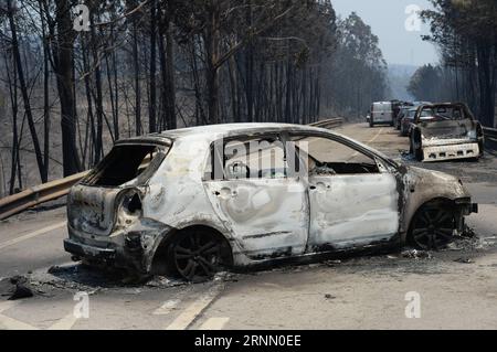 (170618) -- LISBONNE, 18 juin 2017 -- une photo prise le 18 juin 2017 montre l'épave de voitures après l'incendie de forêt dévastateur dans la région de Pedrogao Grande, au centre du Portugal. Le nombre de personnes tuées dans l'incendie de forêt qui fait rage dans le centre du Portugal est passé à 62, avec 54 autres blessés, a déclaré dimanche le secrétaire d'État à l'intérieur Jorge Gomes. L'incendie s'est déclaré samedi à Pedrogao Grande, au nord-est de Lisbonne, et s'est rapidement propagé aux villes de Figueird dos Vinhos et Castanheira de Pera dans le district de Leiria, où les pompiers luttent toujours contre l'incendie. PORTUGAL-PEDR Banque D'Images