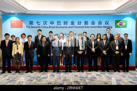 (170618) -- SHANGHAI, le 18 juin 2017 -- les participants posent pour une photo avant la 7e réunion du sous-comité économique et financier Chine-Brésil à Shanghai, dans l'est de la Chine, le 18 juin 2017.) (Zhs) CHINA-SHANGHAI-BRAZIL-ECONOMIC-FINANCIAL-MEETING (CN) LixXin PUBLICATIONxNOTxINxCHN Shanghai juin 18 2017 les participants posent pour une photo devant la 7e réunion du sous-comité économique et financier Chine Brésil à Shanghai East China juin 18 2017 zhs Chine Shanghai Brésil Réunion économique financière CN LixXin PUBLICATIONxNOTxINxCHN Banque D'Images