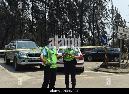 (170618) -- LISBONNE, le 18 juin 2017 -- des membres de la Garde nationale républicaine (GNR) du Portugal travaillent sur le site d'un incendie de forêt dans la région de Pedrogao Grande, au centre du Portugal, le 18 juin 2017. Le nombre de personnes tuées dans l'incendie de forêt qui fait rage dans le centre du Portugal est passé à 62, avec 54 autres blessés, a déclaré dimanche le secrétaire d'État à l'intérieur Jorge Gomes. L'incendie s'est déclaré samedi à Pedrogao Grande, au nord-est de Lisbonne, et s'est rapidement propagé aux villes de Figueird dos Vinhos et Castanheira de Pera dans le district de Leiria, où les pompiers luttent toujours contre l'incendie. Banque D'Images