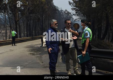 (170618) -- LISBONNE, le 18 juin 2017 -- des sauveteurs travaillent sur le site d'un incendie de forêt dans la région de Pedrogao Grande, au centre du Portugal, le 18 juin 2017. Le nombre de personnes tuées dans l'incendie de forêt qui fait rage dans le centre du Portugal est passé à 62, avec 54 autres blessés, a déclaré dimanche le secrétaire d'État à l'intérieur Jorge Gomes. L'incendie s'est déclaré samedi à Pedrogao Grande, au nord-est de Lisbonne, et s'est rapidement propagé aux villes de Figueird dos Vinhos et Castanheira de Pera dans le district de Leiria, où les pompiers luttent toujours contre l'incendie. PORTUGAL-PEDROGAO GRANDE-FEU DE FORÊT ZHANGXLI Banque D'Images