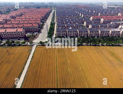 (170619) -- HANGZHOU, 19 juin 2017 -- une photo prise le 25 mai 2017 montre une communauté d'intégration rurale-urbaine dans le comté de Jiashan de la ville de Jiaxing, dans la province du Zhejiang de l'est de la Chine. Jiashan, la première base exemplaire de développement scientifique au niveau des comtés en Chine, est l'un des comtés les mieux développés de Chine en termes de puissance économique. )(wjq) CHINA-ZHEJIANG-JIASHAN-AERIAL PHOTOS (CN) WangxDingchang PUBLICATIONxNOTxINxCHN Hangzhou juin 19 2017 la photo prise LE 25 2017 mai montre une communauté rurale d'intégration urbaine dans le comté de Jiashan de Jiaxing ville de la Chine orientale sud province de Zhejiashan Jiashan le Premier cou Banque D'Images