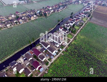 (170619) -- HANGZHOU, 19 juin 2017 -- la photo prise le 25 mai 2017 montre une vue de campagne dans le comté de Jiashan de la ville de Jiaxing, province du Zhejiang dans l'est de la Chine. Jiashan, la première base exemplaire de développement scientifique au niveau des comtés en Chine, est l'un des comtés les mieux développés de Chine en termes de puissance économique. )(wjq) CHINA-ZHEJIANG-JIASHAN-AERIAL PHOTOS (CN) WangxDingchang PUBLICATIONxNOTxINxCHN Hangzhou juin 19 2017 la photo prise LE 25 2017 mai montre la campagne dans le comté de Jiashan de Jiaxing ville est de la Chine S Zhejiang province Jiashan le premier niveau du développement scientifique du comté exemple Banque D'Images