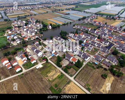 (170619) -- HANGZHOU, 19 juin 2017 -- une photo prise le 25 mai 2017 montre la ville de Yaozhuang dans le comté de Jiashan de la ville de Jiaxing, province du Zhejiang dans l'est de la Chine. Jiashan, la première base exemplaire de développement scientifique au niveau des comtés en Chine, est l'un des comtés les mieux développés de Chine en termes de puissance économique. )(wjq) CHINA-ZHEJIANG-JIASHAN-AERIAL PHOTOS (CN) WangxDingchang PUBLICATIONxNOTxINxCHN Hangzhou juin 19 2017 la photo prise LE 25 2017 mai montre Yaozhuang Town dans le comté de Jiashan de Jiaxing City East China S Zhejiang province Jiashan le premier niveau de développement scientifique de comté exemplaire Banque D'Images