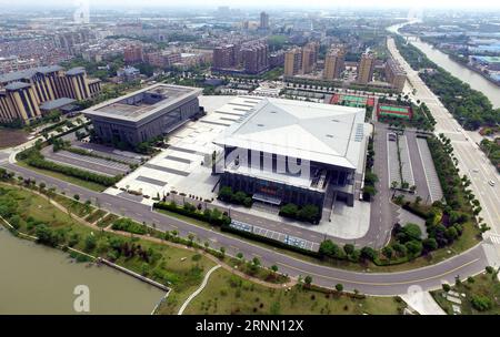 (170619) -- HANGZHOU, 19 juin 2017 -- une photo prise le 25 mai 2017 montre un gymnase dans le comté de Jiashan de la ville de Jiaxing, province du Zhejiang dans l'est de la Chine. Jiashan, la première base exemplaire de développement scientifique au niveau des comtés en Chine, est l'un des comtés les mieux développés de Chine en termes de puissance économique. )(wjq) CHINA-ZHEJIANG-JIASHAN-AERIAL PHOTOS (CN) WangxDingchang PUBLICATIONxNOTxINxCHN Hangzhou juin 19 2017 la photo prise LE 25 2017 mai montre un gymnase dans le comté de Jiashan de Jiaxing ville est Chine S Zhejiang province Jiashan la première base de développement scientifique de niveau de comté exemplaire Banque D'Images