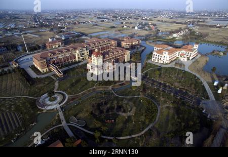 (170619) -- HANGZHOU, 19 juin 2017 -- la photo prise le 18 février 2016 montre une zone de vacances touristiques dans le comté de Jiashan de la ville de Jiaxing, province du Zhejiang dans l'est de la Chine. Jiashan, la première base exemplaire de développement scientifique au niveau des comtés en Chine, est l'un des comtés les mieux développés de Chine en termes de puissance économique. )(wjq) CHINA-ZHEJIANG-JIASHAN-AERIAL PHOTOS (CN) HuangxZongzhi PUBLICATIONxNOTxINxCHN Hangzhou juin 19 2017 la photo prise LE 18 2016 février montre une zone de vacances touristiques dans Jiashan County de Jiaxing ville est Chine S Zhejiang province Jiashan le premier niveau scientifique du comté Banque D'Images