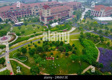 (170619) -- HANGZHOU, 19 juin 2017 -- la photo prise le 1 juin 2017 montre une zone de vacances touristiques dans le comté de Jiashan de la ville de Jiaxing, province du Zhejiang dans l'est de la Chine. Jiashan, la première base exemplaire de développement scientifique au niveau des comtés en Chine, est l'un des comtés les mieux développés de Chine en termes de puissance économique. )(wjq) CHINA-ZHEJIANG-JIASHAN-AERIAL PHOTOS (CN) ZhangxCheng PUBLICATIONxNOTxINxCHN Hangzhou juin 19 2017 photo prise LE 1 2017 juin montre une zone de vacances touristiques dans Jiashan County de Jiaxing ville est Chine S Zhejiang province Jiashan le premier niveau de développement scientifique de comté Banque D'Images