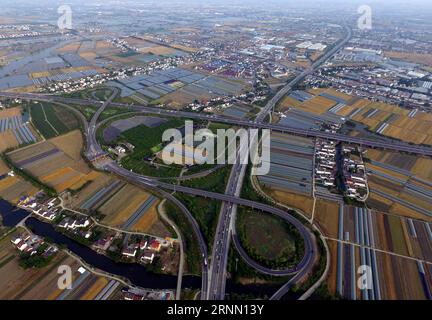 (170619) -- HANGZHOU, 19 juin 2017 -- la photo prise le 2 juin 2017 montre une section d'autoroute express dans le comté de Jiashan de la ville de Jiaxing, province du Zhejiang dans l'est de la Chine. Jiashan, la première base exemplaire de développement scientifique au niveau des comtés en Chine, est l'un des comtés les mieux développés de Chine en termes de puissance économique. )(wjq) CHINA-ZHEJIANG-JIASHAN-AERIAL PHOTOS (CN) WangxDingchang PUBLICATIONxNOTxINxCHN Hangzhou juin 19 2017 la photo prise LE 2 2017 juin montre une section de la route maritime dans Jiashan County de Jiaxing ville est Chine S Zhejiang province Jiashan le premier niveau du comté Sci Banque D'Images