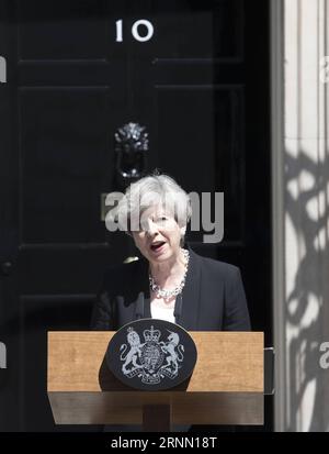 (170619) -- LONDRES, 19 juin 2017 () -- la première ministre britannique Theresa May fait une déclaration devant le 10 Downing Street à la suite de l'attaque de la mosquée Finsbury Park à Londres, en Grande-Bretagne, le 19 juin 2017. Au moins un a été tué et 10 autres ont été blessés lorsqu'une camionnette a été conduite sur des fidèles tôt le matin lundi près d'une mosquée au nord de Londres dans ce que la police a qualifié d'incident majeur. ()(rh) - UK OUT- BRITAIN-LONDON-VAN-INCIDENT-THERESA MAY xinhua PUBLICATIONxNOTxINxCHN Londres juin 19 2017 le Premier ministre britannique Theresa May fait une déclaration devant le 10 Downing Street après le parc Finsbury Banque D'Images