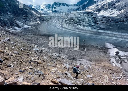 Vue sur le glacier Bracken lors d'un trek du Zanskar à la vallée de Warwan, chaîne de Pir Panjal, Cachemire, Inde Banque D'Images