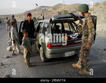 (170620) -- NANGARHAR, 20 juin 2017 -- Un soldat vérifie un véhicule lors d'une opération militaire dans la province de Nangarhar, Afghanistan, le 19 juin 2017. Les forces de sécurité afghanes ont mené une opération militaire pour retrouver deux diplomates pakistanais disparus depuis vendredi dernier. Selon le ministère pakistanais des Affaires étrangères, les responsables ont disparu alors qu ils se rendaient au Pakistan par la route. (YY) AFGHANISTAN-NANGARHAR-OPÉRATION MILITAIRE-PAKISTANAIS-DISPARU RahmanxSafi PUBLICATIONxNOTxINxCHN Nangarhar juin 20 2017 un soldat vérifie un véhicule lors d'une opération militaire dans la province de Nangarhar Afghanistan juin Banque D'Images