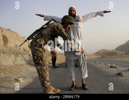 (170620) -- NANGARHAR, 20 juin 2017 -- Un soldat fouille un homme lors d'une opération militaire dans la province de Nangarhar, Afghanistan, le 19 juin 2017. Les forces de sécurité afghanes ont mené une opération militaire pour retrouver deux diplomates pakistanais disparus depuis vendredi dernier. Selon le ministère pakistanais des Affaires étrangères, les responsables ont disparu alors qu ils se rendaient au Pakistan par la route. (YY) AFGHANISTAN-NANGARHAR-OPÉRATION MILITAIRE-PAKISTAN-DISPARU RahmanxSafi PUBLICATIONxNOTxINxCHN Nangarhar juin 20 2017 un soldat fouille un homme lors d'une opération militaire dans la province de Nangarhar Afghanistan juin 19 Banque D'Images