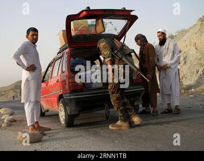 (170620) -- NANGARHAR, 20 juin 2017 -- Un soldat vérifie un véhicule lors d'une opération militaire dans la province de Nangarhar, Afghanistan, le 19 juin 2017. Les forces de sécurité afghanes ont mené une opération militaire pour retrouver deux diplomates pakistanais disparus depuis vendredi dernier. Selon le ministère pakistanais des Affaires étrangères, les responsables ont disparu alors qu ils se rendaient au Pakistan par la route. (YY) AFGHANISTAN-NANGARHAR-OPÉRATION MILITAIRE-PAKISTANAIS-DISPARU RahmanxSafi PUBLICATIONxNOTxINxCHN Nangarhar juin 20 2017 un soldat vérifie un véhicule lors d'une opération militaire dans la province de Nangarhar Afghanistan juin Banque D'Images