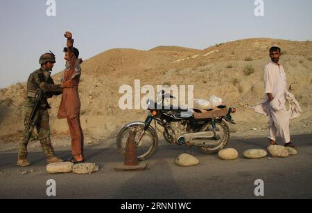 (170620) -- NANGARHAR, 20 juin 2017 -- Un soldat fouille un homme lors d'une opération militaire dans la province de Nangarhar, Afghanistan, le 19 juin 2017. Les forces de sécurité afghanes ont mené une opération militaire pour retrouver deux diplomates pakistanais disparus depuis vendredi dernier. Selon le ministère pakistanais des Affaires étrangères, les responsables ont disparu alors qu ils se rendaient au Pakistan par la route. (YY) AFGHANISTAN-NANGARHAR-OPÉRATION MILITAIRE-PAKISTAN-DISPARU RahmanxSafi PUBLICATIONxNOTxINxCHN Nangarhar juin 20 2017 un soldat fouille un homme lors d'une opération militaire dans la province de Nangarhar Afghanistan juin 19 Banque D'Images