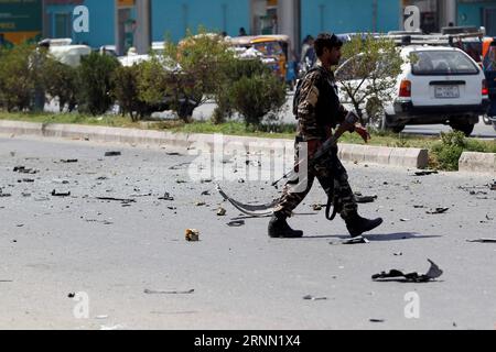 (170620) -- NANGARHAR, 20 juin -- un membre des forces de sécurité afghanes inspecte le site d'une explosion dans la province de Nangarhar, Afghanistan, le 20 juin 2017. Un juge a été tué et trois autres, tous des civils, ont été blessés dans une explosion qui a secoué une ville de l'est de l'Afghanistan mardi, selon un responsable du gouvernement. L'explosion a eu lieu dans la capitale de la province de Nangarhar, Jalalabad, à 120 km à l'est de Kaboul.) AFGHANISTAN-NANGARHAR-BLAST RahmanxSafi PUBLICATIONxNOTxINxCHN Nangarhar le 20 juin à l'inspection d'un membre des forces de sécurité afghanes SUR le site d'une explosion dans la province de Nangarhar en Afghanistan le 20 juin Banque D'Images