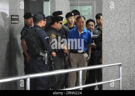 (170620) -- BANGKOK, 20 juin 2017 -- Watana Pumret (en chemise bleue), soupçonnée d'avoir attaqué l'hôpital militaire Phramongkutklao, est escortée par des soldats et des policiers thaïlandais après une conférence de presse au siège de la police royale thaïlandaise à Bangkok, Thaïlande, le 20 juin 2017. Watana a été arrêté par la police thaïlandaise le 14 juin comme suspect pour l'attentat à la bombe dans un hôpital militaire de Bangkok qui avait blessé plus de 20 personnes le 22 mai, ce qui coïncidait avec le troisième anniversaire du coup d'État qui a accordé le pouvoir à la junte au pouvoir. RH) THAÏLANDE-BANGKOK-HÔPITAL-BOMBARDEMENT-SUSPECT-PRESSE CONFERE Banque D'Images