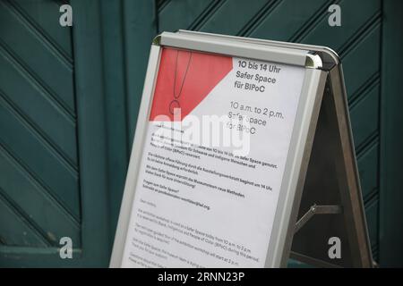 Dortmund, Allemagne. 02 septembre 2023. Un panneau avec l'inscription «Safer Space for BIPoC» se trouve devant la porte du projet d'exposition au Zeche Zollern à Dortmund. Dans le LWL Museum Zeche Zollern, 'Das ist kolonial' est un atelier d'exposition depuis le printemps, avec la particularité que la salle est réservée aux personnes noires et aux personnes de couleur pendant quatre heures chaque samedi comme un espace dit plus sûr. Depuis quelques jours, le musée est confronté à un flot de commentaires. Crédit : Sascha Thelen/dpa/Alamy Live News Banque D'Images