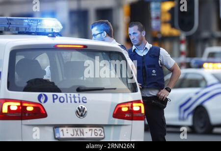 (170620) -- BRUXELLES, le 20 juin 2017 -- des policiers belges montent la garde dans une zone bouclée à l'extérieur de la gare centrale de Bruxelles après une petite explosion à Bruxelles, en Belgique, le 20 juin 2017. La gare centrale de Bruxelles a été évacuée mardi soir après qu'une petite explosion se soit produite à l'intérieur de la gare, ont confirmé les autorités locales. BELGIQUE-BRUXELLES-GARE CENTRALE-PETITE EXPLOSION YexPingfan PUBLICATIONxNOTxINxCHN Bruxelles juin 20 2017 des policiers belges tiennent la garde dans une zone fermée à l'extérieur de la gare centrale de Bruxelles après une petite explosion à Bruxelles Belgique LE 20 juin Banque D'Images