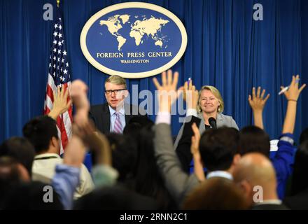 (170621) -- WASHINGTON D.C., le 21 juin 2017 -- Susan A. Thornton (R), secrétaire d'État adjointe intérimaire pour les affaires de l'Asie de l'est et du Pacifique, et David F. Helvey, qui exerce les fonctions de secrétaire adjoint à la défense pour les affaires de sécurité en Asie et dans le Pacifique, assistent à une séance d'information sur l'avant-première du dialogue diplomatique et de sécurité entre les États-Unis et la Chine au Foreign Press Center à Washington D.C. le 20 juin 2017. (srb) États-Unis-WASHINGTON D.C.-CHINE-DIALOGUE-PREVIEW YinxBogu PUBLICATIONxNOTxINxCHN Washington D C juin 21 2017 Susan a Thornton r Secrétaire d'État adjointe intérimaire pour l'Asie de l'est et le Pacifique AF Banque D'Images